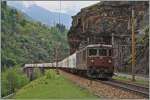 Ein BLS Güterzug auf der (Tal)-Fahrt Richtung Süden mit der  Schublok  Re 4/4 162 bei der Polmengo Brücke.