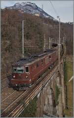 Kurz vor Preglia, auf dem 82 m langen Viadukt von Preglia an der Simplon Südrampe konnte ich diese beiden BLS Re 4/4 mit einem Güterzug Richtung Süden fotografieren.