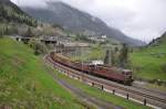 Bei stürmischem Nordwind und leichtem Nieselregen donnern die BLS Re 425 164 und 425 176 mit einem Stahlzug bei Wassen vorüber.