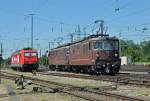 Lok 185 587-3 und eine Doppeltraktion Re 425 mit den Nummern 188 und 183 beim Badischen Bahnhof.