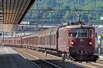 Viel heisse Luft strömt aus den Lüftergittern der Re 425 193  Steg  als sie mit einem Schiebewandwagen Ganzzug durch den Bahnhof Frenkendorf fährt.Bild Juli 2015