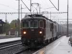 BLS - Re 4/4 182 und Re 4/4 vor Güterzug bei der durchfahrt im Bahnhof von Herzogenbuchsee am 06.10.2015