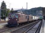 BLS - Re 4/4 184 und Re 4/4 188 vor Güterzug bei der durchfahrt im Bahnhof von Burgdorf am 04.10.2015