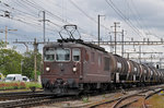 Re 425 177 der BLS durchfährt den Bahnhof Pratteln.