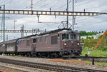 Doppeltraktion, mit den BLS Loks 182 und 184, durchfahren den Bahnhof Pratteln.