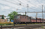 BLS Lok 425 174 durchfährt den Bahnhof Pratteln.