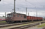 Re 425 182 der BLS durchfährt den Badischen Bahnhof.