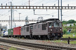 Doppeltraktion, mit den BLS Loks 425 171 und 425 172 durchfahren den Bahnhof Pratteln.