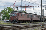 Doppeltraktion, mit den BLS Loks 425 170 und 425 191, durchfahren den Bahnhof Pratteln.