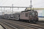 BLS Lok 425 178 durchfährt bei trübem Wetter den Bahnhof Rothrist.