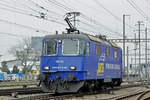 Re 430 112 (ex Crossrail) durchfährt solo den Bahnhof Pratteln.