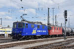 Doppeltraktion, mit den Loks 430 111-5 und 430 114-9  Natalie  durchfahren den Badischen Bahnhof.