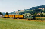 Vereinigte Huttwil Bahn RM/EBT/VHB.
Güterzug mit der Re 4/4 111 BERN bei Gettnau nach Menznau-LU unterwegs im August 1984. Die beiden Re 4/4 111 BERN und Re 4/4 112 SOLOTHURN haben EBT und VHB im Jahre 1969 in Betrieb genommen.
Foto: Walter Ruetsch