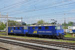 Doppeltraktion, mit den Loks 430 115-6 und 430 112-3, durchfährt den Bahnhof Pratteln.