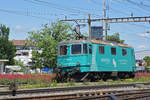 Re 430 114-9 der WRS durchfährt solo den Bahnhof Pratteln.