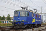 Re 430 112-3 der WRS durchfährt den Bahnhof Pratteln.