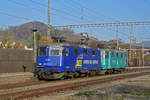 Doppeltraktion, mit der WRS Lok 421 381-5 und 430 114-9, durchfährt den Bahnhof Gelterkinden.