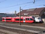 Der BLS-RABe 526 261 (noch mit RM-Beschriftungen) sowie die Crossrail-Re 436 115 mit  M-Real -Werbung (ex SMB-Re 4/4 181) am 9.