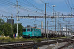 Re 430 114-9 der WRS durchfährt den Bahnhof Pratteln.