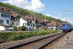 WRS Widmer Rail Services AG.
Kesselwagenzug mit der Re 430 115 an der Zugsspitze auf der Einspurstrecke in Ligerz am 10. August 2021.
Fotostandort Strassenrand Wanderweg, Bildausschnitt Fotoshop.
Foto: Walter Ruetsch