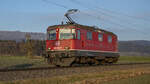 Re 430 350-9 der Oensingen-Balsthal-Bahn (OeBB) ist bei Otelfingen als Lokzug in Richtung Würenlos unterwegs, aufgenommen am 12.01.2022.