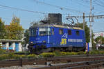 Re 430 112-3 der WRS durchfährt am 10.10.2022 den Bahnhof Pratteln.