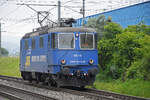 Re 430 115-6 der WRS fährt am 03.06.2024 solo Richtung Station Itingen.