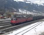 Die Re 436 112 + 115 warten in Frutigen mit ihrem Containerzug auf die Abfahrt Richtung Italien.