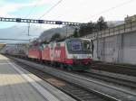 crossrail - Loks 436 111-9 und  436 112-7 vor Gterzug im Bahnhof Spiez am 21.11.2009