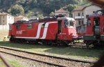 Die Re 436 113  Marianne  der Crossrail steht am 14.10.10 mit den Schden des Simplonunfalls abgestellt im IW Bellinzona. Rechts steht die Re 4/4  11274 mit auch fast unheilbaren Schden.