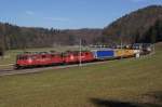 Re 436 114-3 und Re 436 111-9 ziehen am 10.3.12 einen Containerzug von Wynigen Richtung Burgdorf.