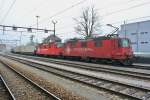 Re 436 112-7 und 436 111-9 mit einem Containerzug beim Zwischenhalt in Thun, 06.04.2013.