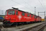 Re 436 111-9  SARA  und 436 115-0  IVON  beim Güterbahnhof in Muttenz.