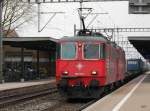 Crossrail - 436 112-7 mit 436 111-9 vor Güterzug bei durchfahrt im Bahnhof Münsingen am 15.03.2014 