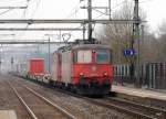 Crossrail - Loks 436 115-0 mit 436 114-3 vor Güterzug bei der durchfahrt im Bahnhof Münsingen am 15.03.2014