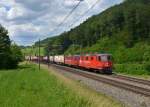 Re 436 115 + Re 436 111 mit einem Containerzug am 15.06.2014 bei Tecknau.