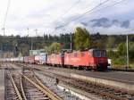 Crossrail - Loks Re 4/4  436 112-7 und Re 4/4 436 111-9 vor Güterzug bei der durchfahrt in Gwatt am 10.10.2014