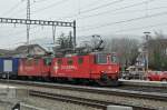 Zwei Re 4/4 II von Crossrail, 436 111-9  Sara  und 436 115-0  Ivon  durchfahren den Bahnhof Sissach.