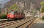 Die beiden Crossrail Re 436 111-9 und 114-3 auf dem Weg Richtung Norden bei der Durchfarht in Varzo.