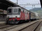 Die Re 4/4 III 111 der RM wartet mit einem Extrazug in Vevey auf die Weiterfahrt. Juni 2006.