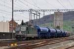 Re 430 364-0 durchfährt den Bahnhof Sissach.