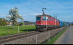 Kieszug mit Re 4/4 III 11363 mit einer weiteren Re 4/4 II vor einem Kieszug am 12.