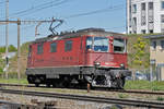 Re 430 350-9 (11350) durchfährt den Bahnhof Pratteln.