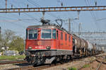 Re 430 360-8 (11360) durchfährt den Bahnhof Pratteln.