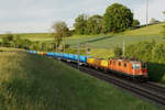 SBB: Farbenfroher Blockzug mit Re 430 362-4 im letzten Abendlicht zwischen Niederbipp und Wangen an der Aare am 23. Mai 2017.
Foto: Walter Ruetsch