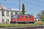 Re 430 359-0 (11359) durchfährt den Bahnhof Pratteln.