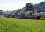 SBB: Leermaterialzug mit der Re 430 350-9 vor der Kulisse der SWISS KRONO AG Menznau am 19. Juni 2017.
Foto: Walter Ruetsch