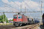 Re 430 351-7 durchfährt den Bahnhof Pratteln.