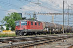 Re 430 355-8 durchfährt den Bahnhof Pratteln. Die Aufnahme stammt vom 20.06.2017. 