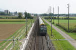 SBB: Noch ist sie am Leben...
Zufälligerweise wurde die grüne Re 430 364-0 mit einem Postzug auf der Fahrt nach Daillens am 28. August 2017 bei Grenchen aus einer ungewohnten Perspektive verewigt.
Foto: Walter Ruetsch